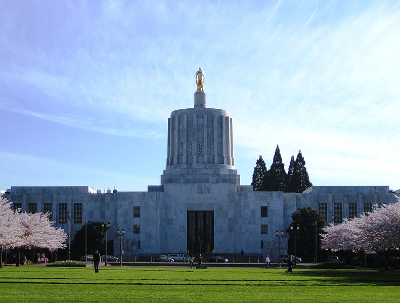 Oregon State Police Use Violence Against Citizens Demanding To Listen To Special Legislative Session