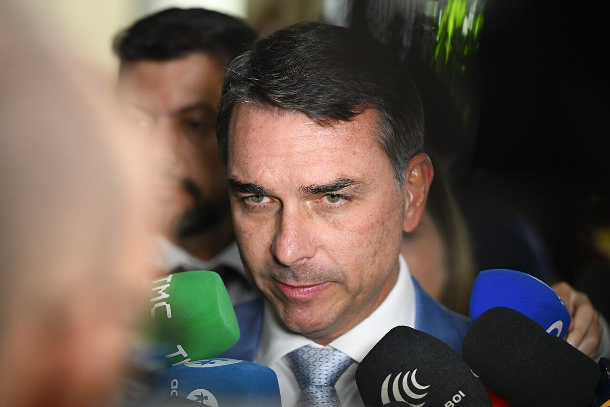 Fl&aacute;vio Bolsonaro speaking to reporters