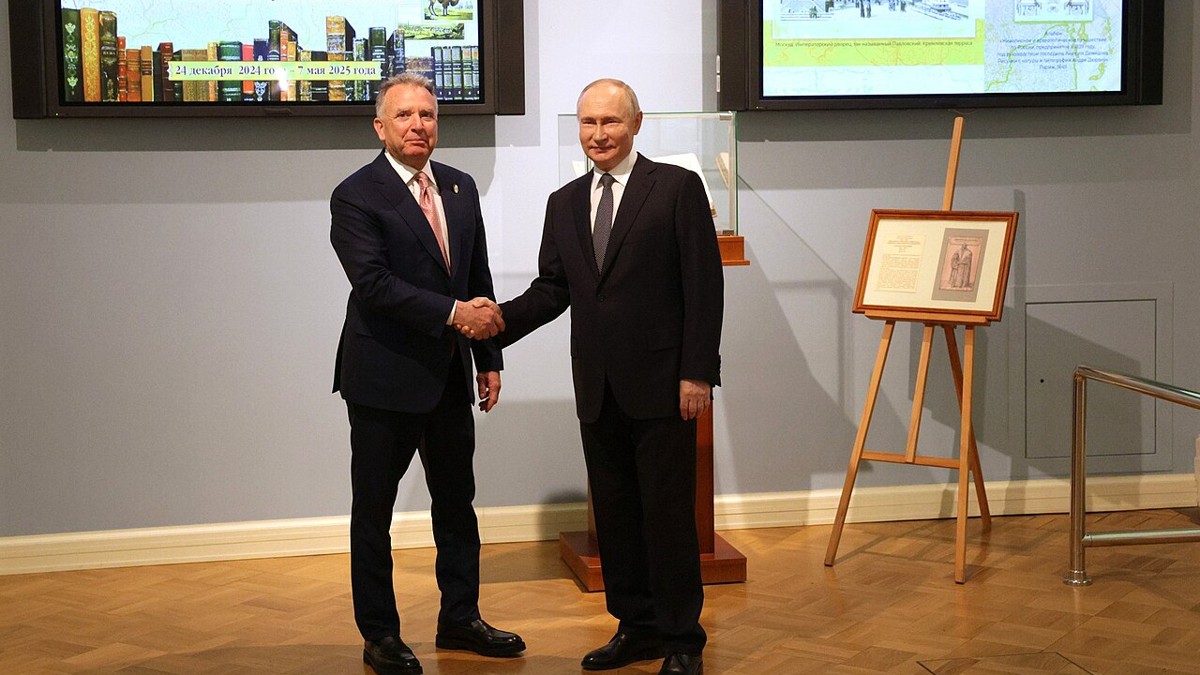 Russian President Vladimir Putin shakes hands with US special envoy Steve Witkoff